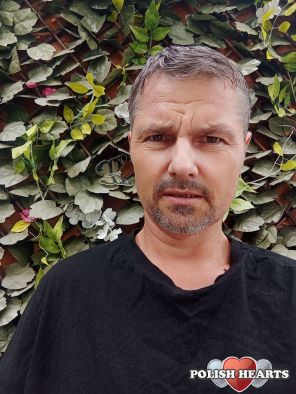 Naturalny, spokojny facet z charakterem. Cenię szczerość, dobrą rozmowę i poczucie humoru. Bez udawania &mdash; po prostu jestem sobą.